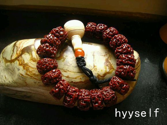 菩提手串完整版,凤眼菩提和金丝楠木手串哪个好