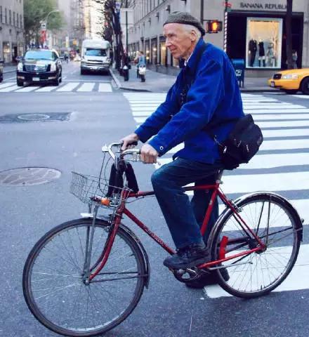 城里的人不懂城外人的快乐,城外的人原文