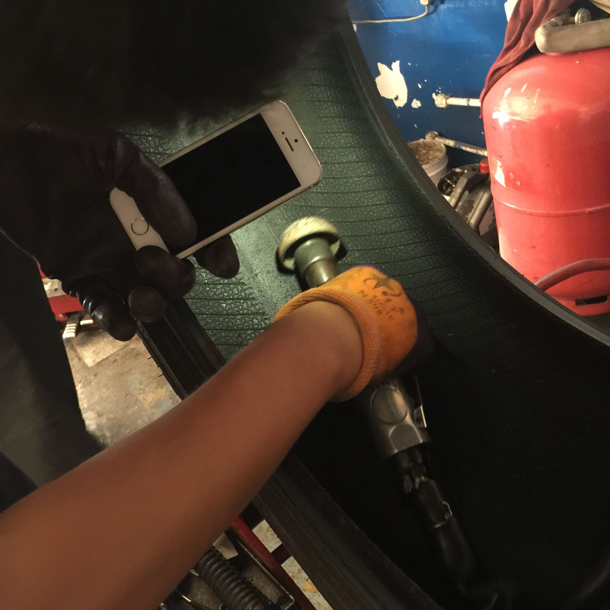 倒霉轮胎扎钉子,倒霉汽车轮胎被扎