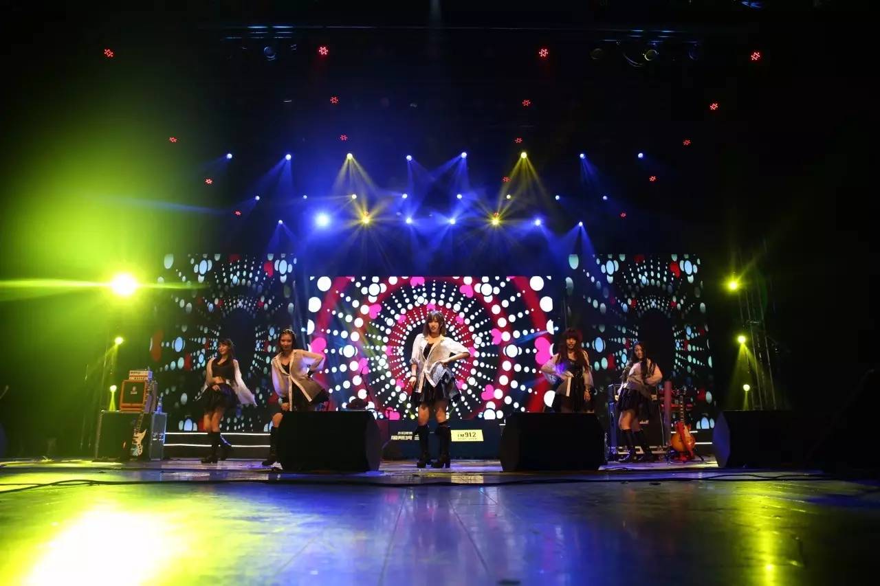 属于那晚的精彩，怎么能缺少高颜值美女和大长腿呢？