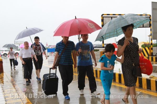 暴雨带来了一丝凉意,暴雨中的机场