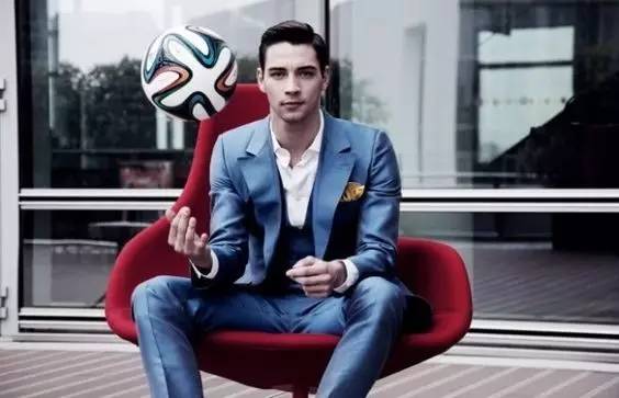 今晚半决赛！快来做一个时髦的伪球迷？