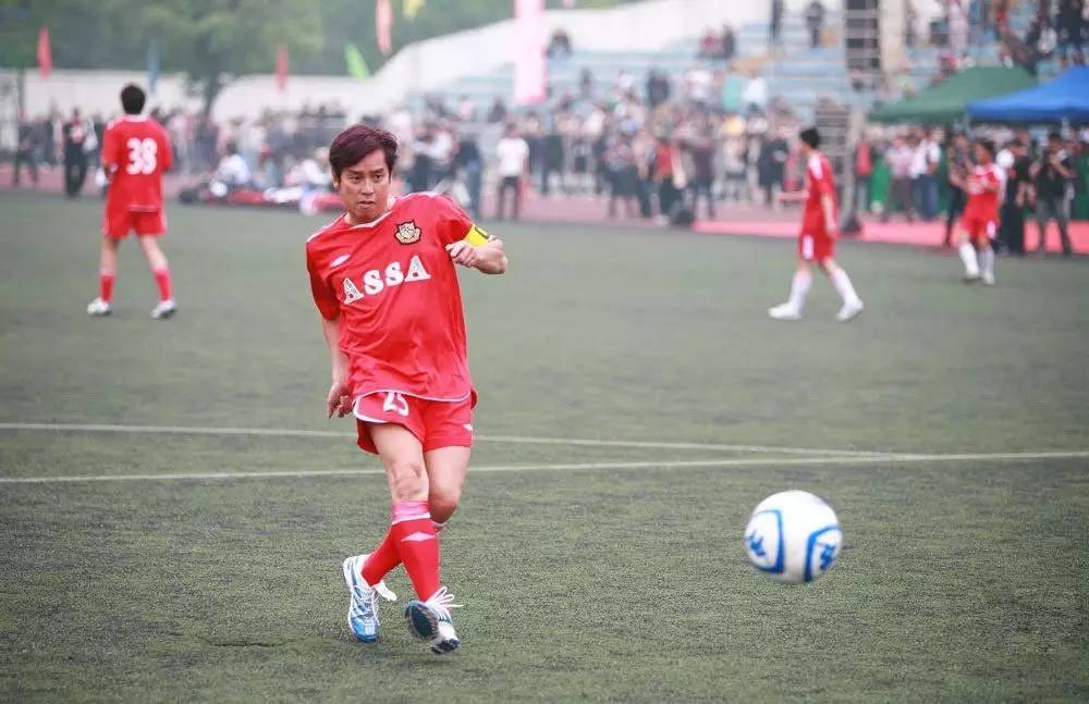 鹿晗踢球明星队,鹿晗踢球什么水平