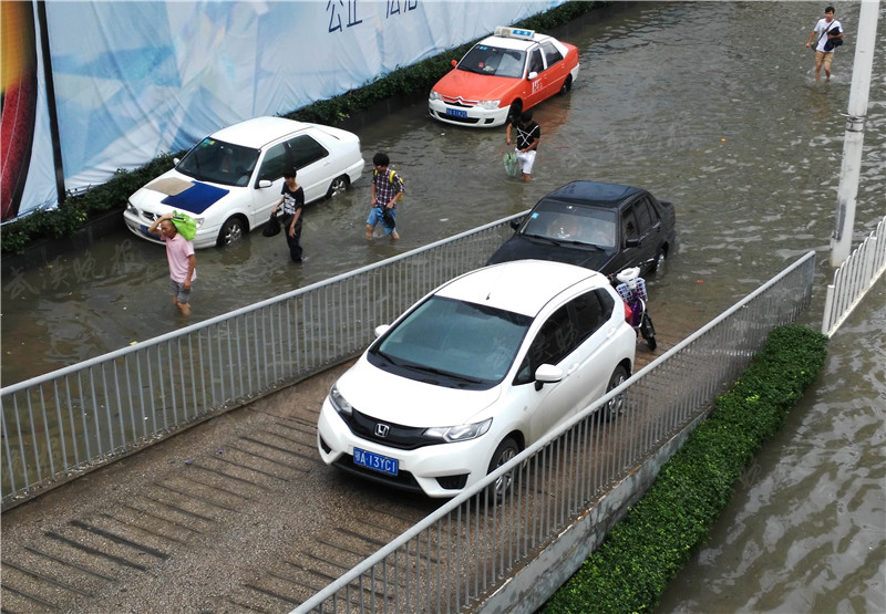 读图|沙袋筑防、架设人行栈桥...我们在这里与水抗争