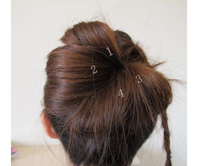 把蝴蝶结系在头发中间,把蝴蝶结绑在发带上