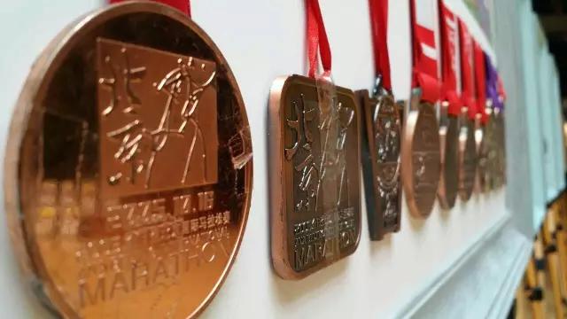 奖牌奖杯怎么摆放好看,奖牌怎么摆放地上才显逼格