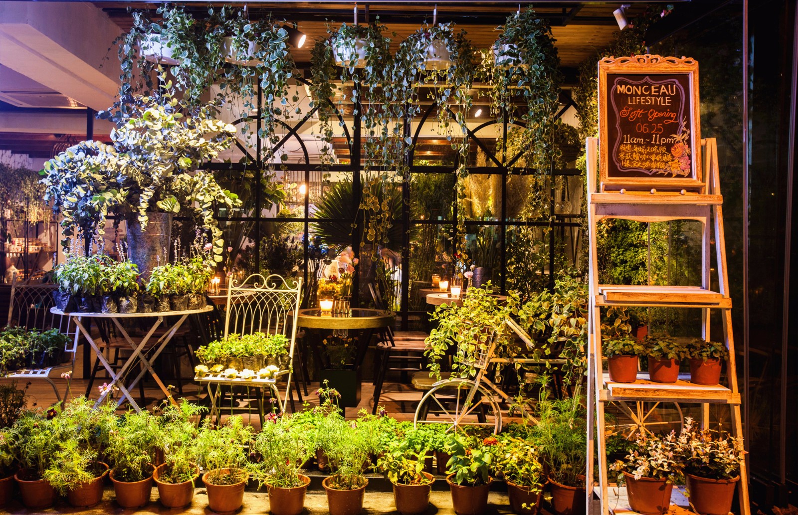 这位当过服装设计师的餐厅老板,搬了一座巴黎花园到餐厅,女孩们