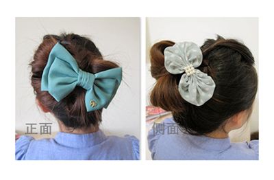 把蝴蝶结系在头发中间,把蝴蝶结绑在发带上