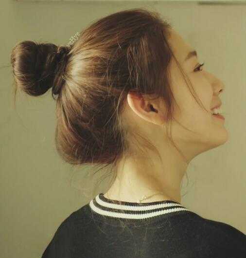 丸子头的扎法简单易学好看头发多,低丸子头简单扎法慵懒风丸子头