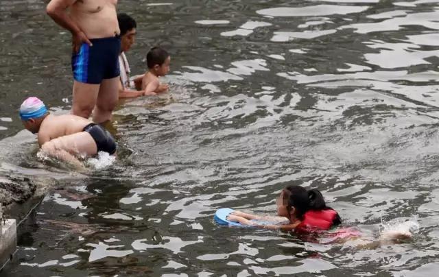 海河变成了大澡堂，游泳就游泳，你打胰子就不好了吧！