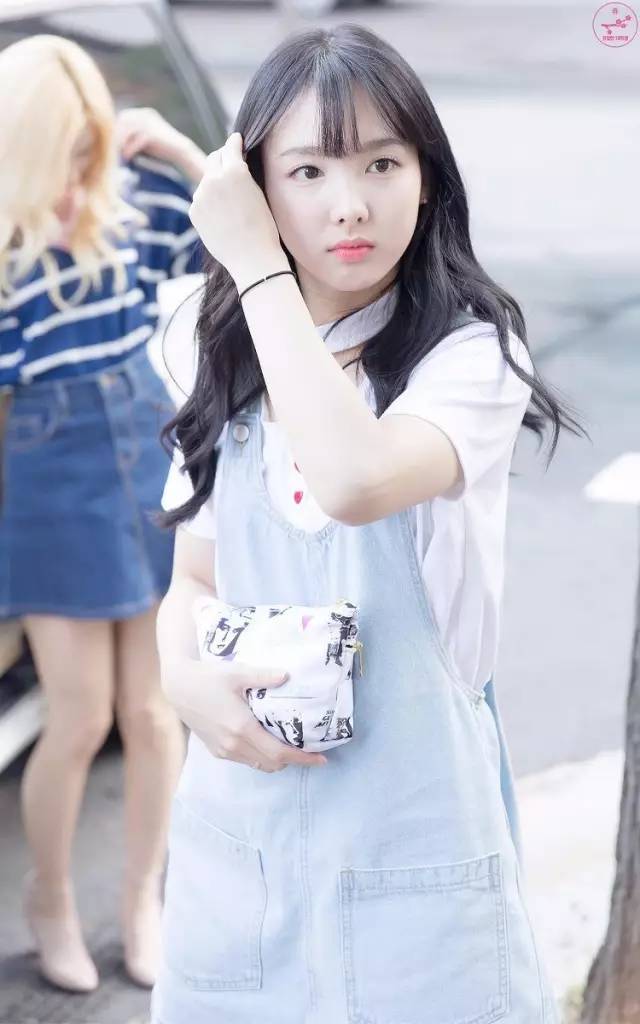 夏日穿搭蓝白色,好看又时髦的夏日穿搭