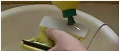 怎样才能让家里玻璃擦得干净,用玻璃刮清洗玻璃的妙招