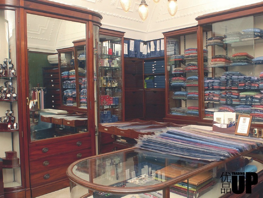 是时候该羡慕一下男士风尚传统了,毕竟绅士们连领带都可以定制