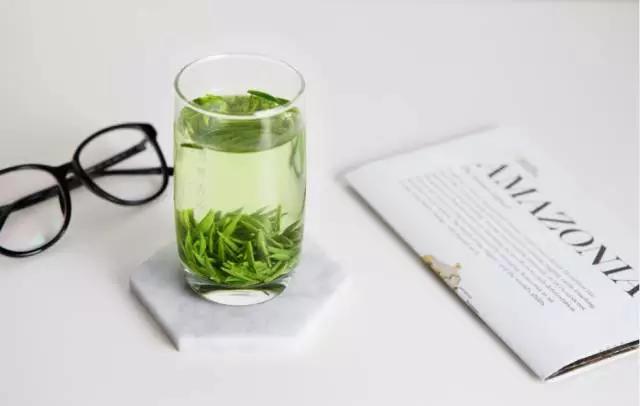 天气这么好不如出来喝一杯茶,这么冷的天气就应该喝一杯茶