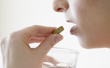 哪项不能作为中暑的处理方法,出现中暑的症状时不正确的做法