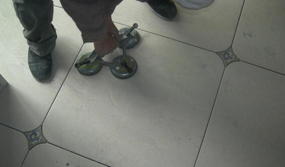 地面潮湿发霉有什么办法解决,墙角地面湿了怎么回事