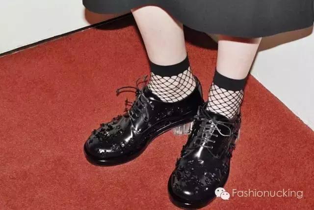 听说，脚踝链和鞋子更配哦