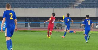 邹正断腿阿尔维斯怎么处理的,邹正断腿巴萨球员去医院探望