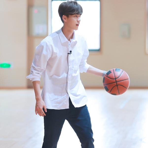 鹿晗抓球,鹿晗抓篮球