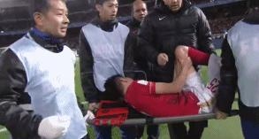 邹正断腿阿尔维斯怎么处理的,邹正断腿巴萨球员去医院探望