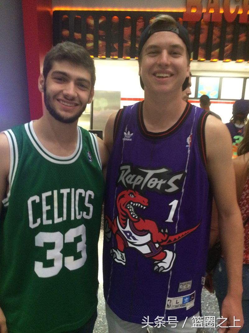 球迷也是风景线！夏季联赛场边出现了14件另类球衣！