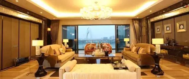 *咸平郎**抛出9字真经:买好股、炒好楼、换美金!