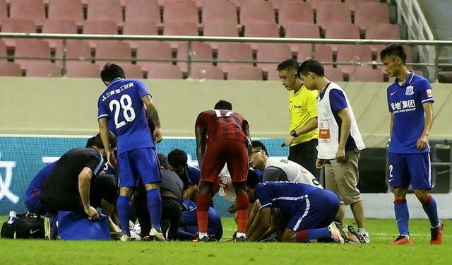 足球登巴巴受伤,登巴巴断腿事件解说