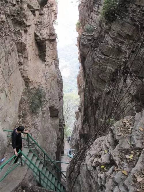 我敢打赌，河南这七个绝壁“一线天”，肯定有你过不去的！