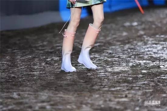 种草丨男朋友：最美不是下雨天，是你帮我付款的那双雨鞋。