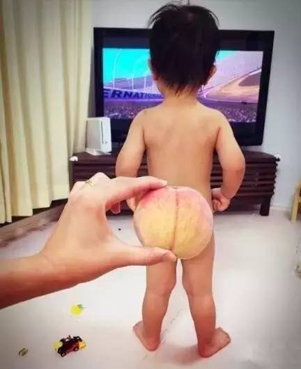 无缝对接丨这才是真正的蜜桃臀！最新晒娃技能走红，娃娃以后咋个面对桃子哦······
