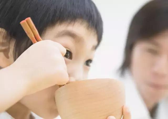 宝宝天气热中暑了体温38.3怎么办,孩子热着了呕吐