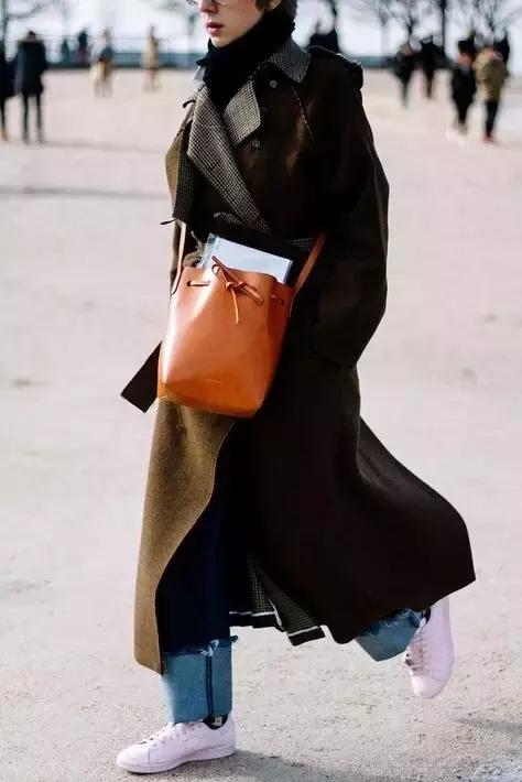 60岁阿姨都穿小白鞋，那我只好穿小粉鞋了