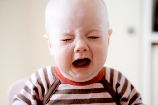 婴儿吵瞌睡哭闹会到几个月,婴儿几个月开始变得不哭闹