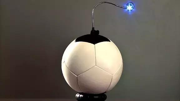 她用一个足球，解决了非洲家庭的供电难题。