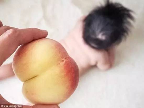 无缝对接丨这才是真正的蜜桃臀！最新晒娃技能走红，娃娃以后咋个面对桃子哦······