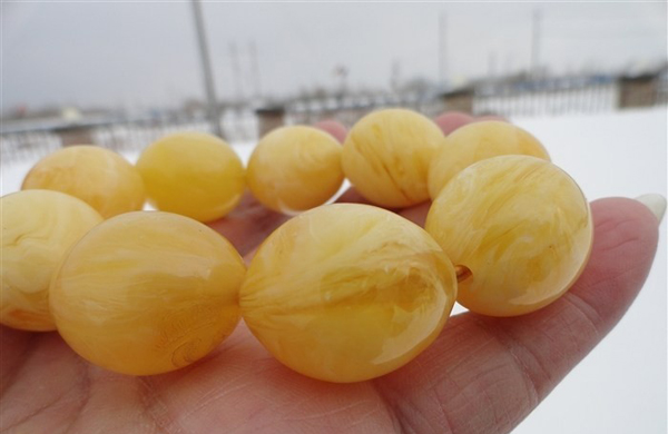 一般仿制蜜蜡的是什么东西,从哪几个方面鉴定蜜蜡的好坏