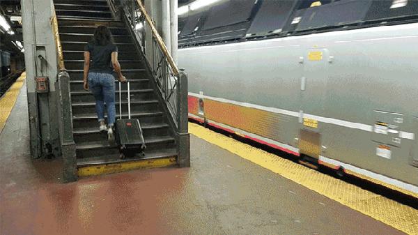 有了行李箱方便多了,有拉杆的箱子