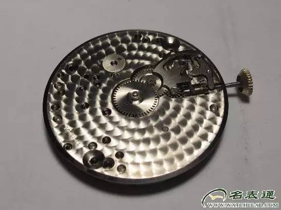 它根本就符合苛刻的日内瓦标准，古董浪琴一个没落的贵族