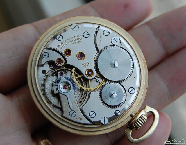 它根本就符合苛刻的日内瓦标准，古董浪琴一个没落的贵族