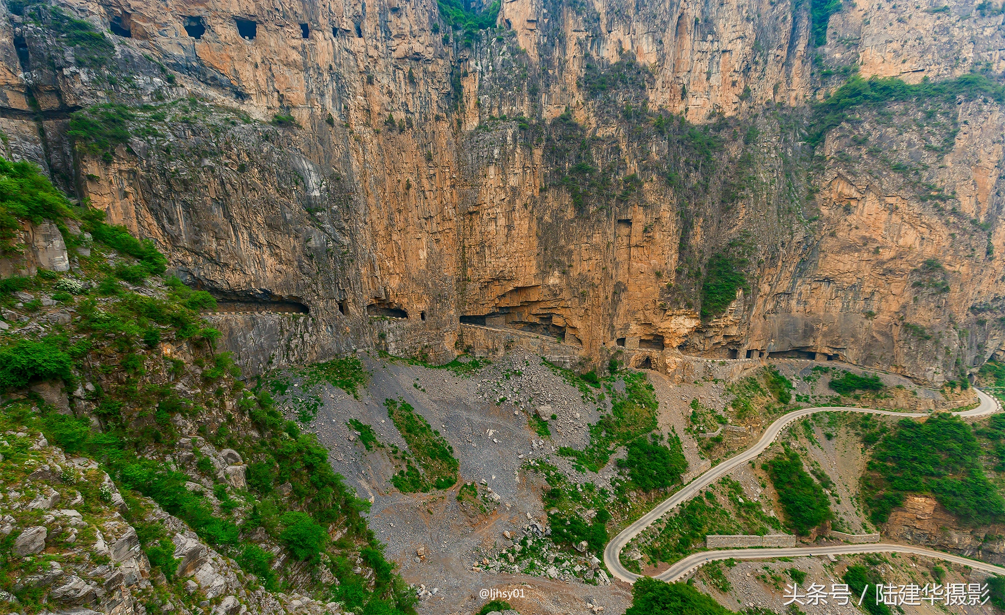 锡崖沟挂壁公路第一视角,锡崖沟悬崖上的挂壁公路