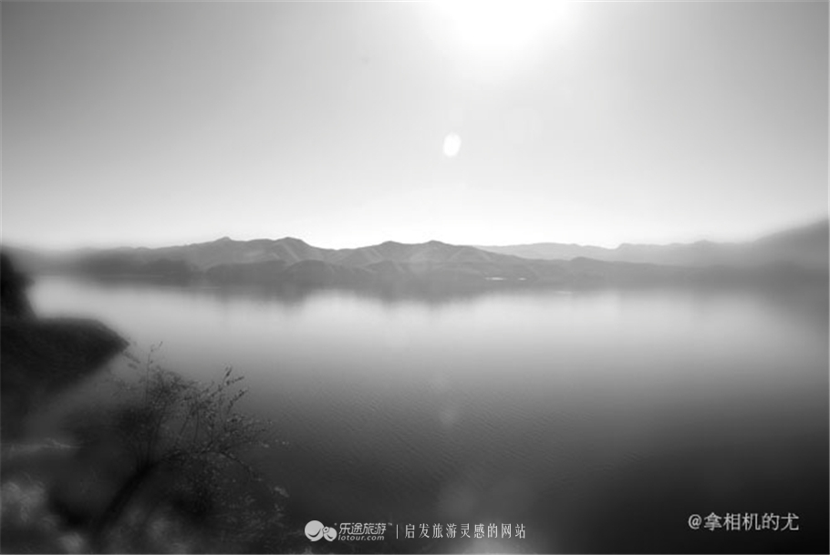 一个女孩一个相机,一个女的拿着单反相机旅游