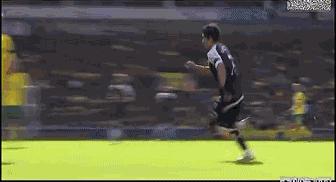 苏亚雷斯凌空斩绝杀,苏亚雷斯不触球转身过人