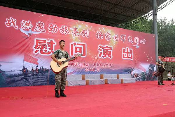 安徽无为百姓给抗洪救灾部队送饭,抗洪结束人民群众欢送感动流泪