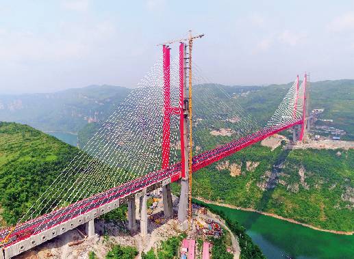 开车路口要不要踩刹车,开车路口千万注意安全