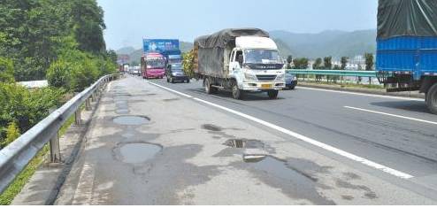 开车路口要不要踩刹车,开车路口千万注意安全