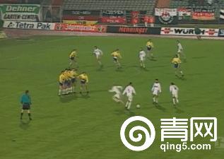 足球gif经典配合,gif足球射门