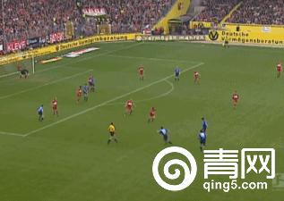 足球gif经典配合,gif足球射门