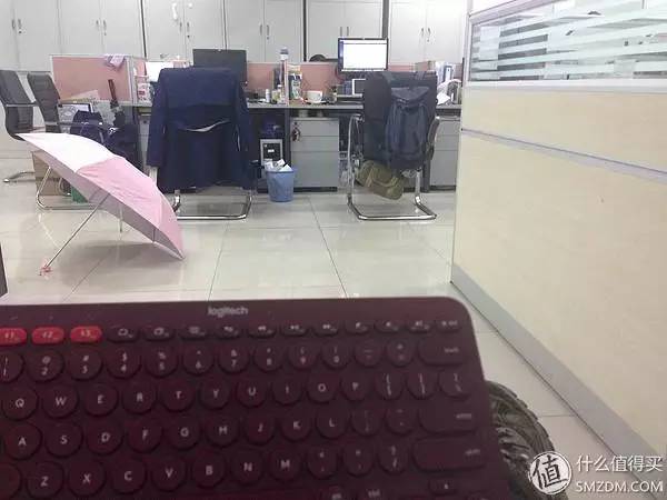 设计师办公桌VS普通人的办公桌，我方了