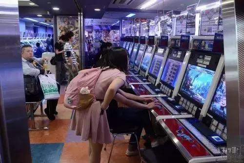 宅男的世界你不懂:一款“军宅专属”游戏如何救了日本街机业?