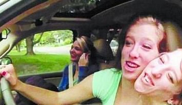 两个女生共用一个身体,共用一个头的连体双胞胎女孩